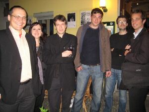 Mathieu Pouydesseau, Mitglied der Parti Socialiste und der SPD, mit weiteren französischen Gästen vor dem Café Lyrik