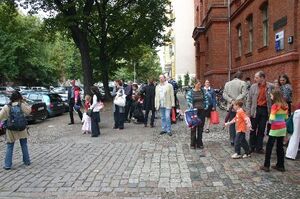 Erstklässler und ihre Eltern vor der Heinrich-Roller-Grundschule